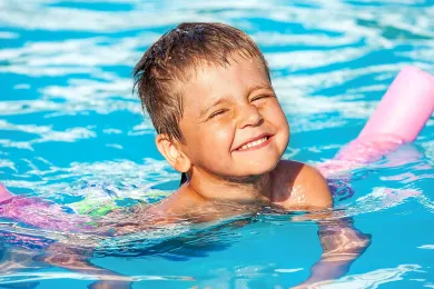 Junge mit Poolnudel