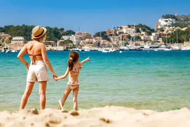 Frau mit Kind am Strand