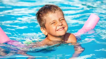 Junge mit Poolnudel