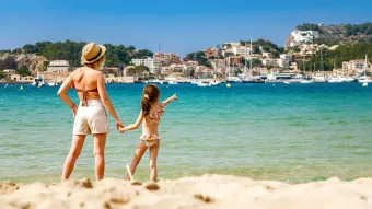 Frau mit Kind am Strand