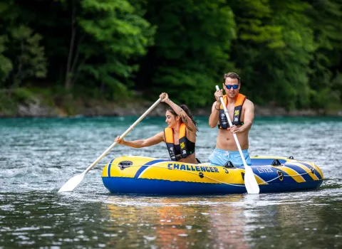 Gummiboot auf Fluss mit zwei Personen