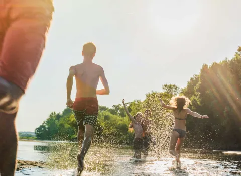Junge Erwachsene rennen ins Wasser