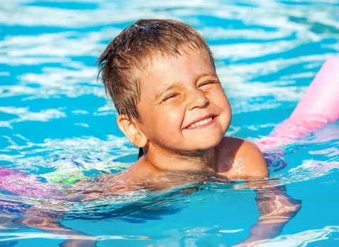 Junge mit Poolnudel