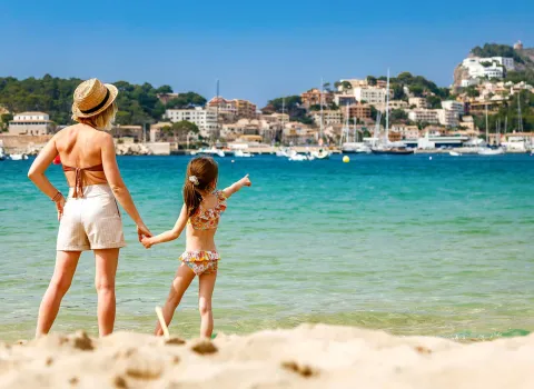 Frau mit Kind am Strand